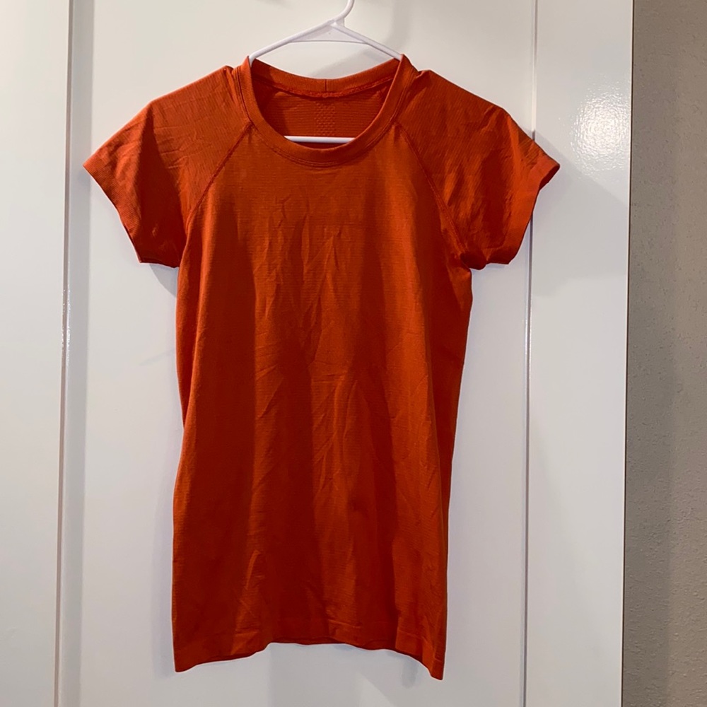 LULULEMON SWIFTLY TECH SHORT SLEEVE SHIRT IN COLOR BRICK